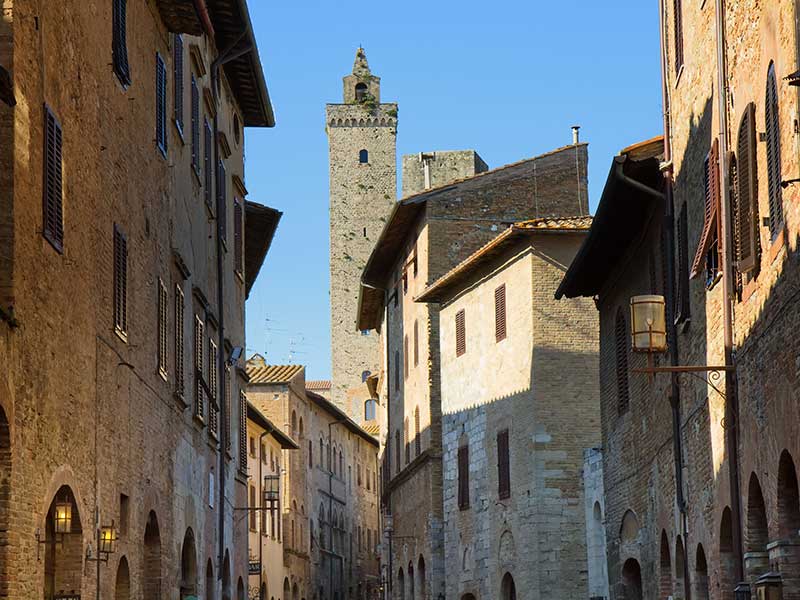Provincia di Siena, Turista ferita da una freccia a San Gimignano, il sindaco smentisce: “Fake news, solo un ramo&nbsp;secco”
