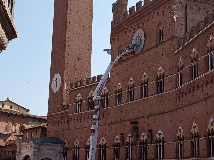 Siena, controlli sulle statue della facciata del Comune: Interviene la&nbsp;gru