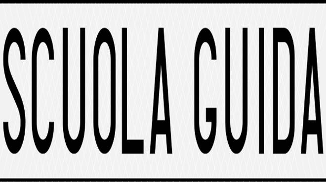 Siena:  Scuola guida a bordo dell’auto ecologica e&nbsp;hi-tech