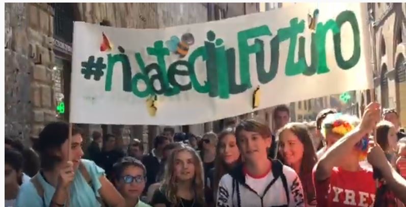 Siena, Terzo global climate strike: “Chi non salta inquinatore è”: il coro dei più piccoli, mentre i giovani chiedono alla politica di mobilitarsi per&nbsp;l’ambiente