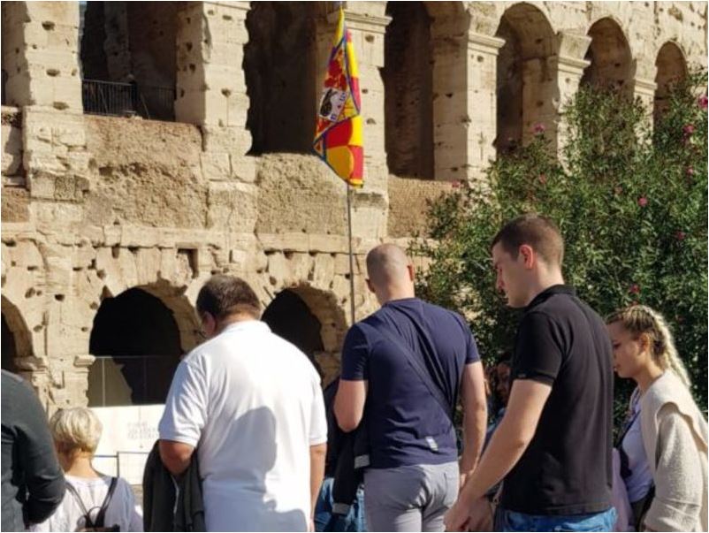 Siena: Turisti al Colosseo seguono la guida con la bandiera della&nbsp;Chiocciola