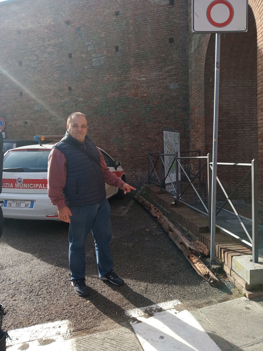 Siena:  Oggi 16/10 Autobus in manovra appunta sulla Porta lignea di Porta San Marco&nbsp;rompendola