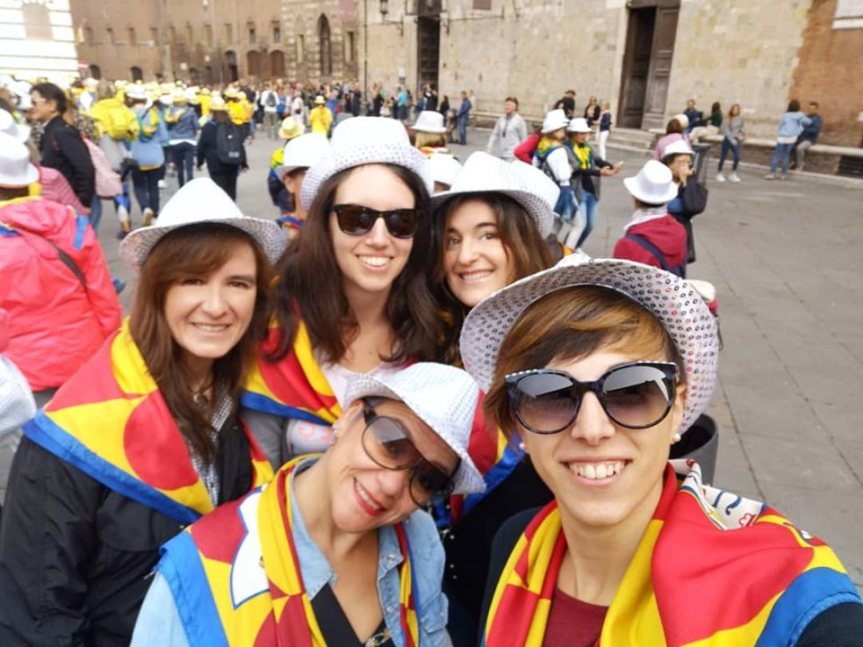 Siena: Contrade, il cuore delle donne. A passeggio in 800 per fare&nbsp;beneficenza