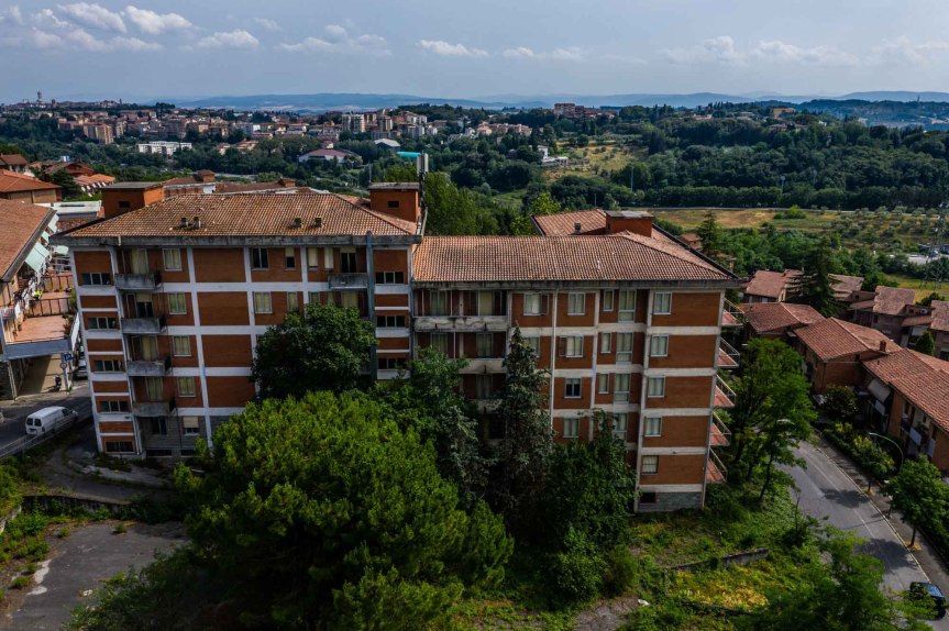 Siena: Vico Alto, il grido degli abitanti: “E’ un quartiere morto, si sta solo a casa”, Uffici del Catasto e del lavoro ormai come un&nbsp;rudere
