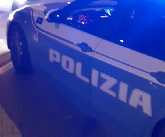Siena: Beccati  dalla Polizia giovani spagnoli a vandalizzare un cartello&nbsp;stradale