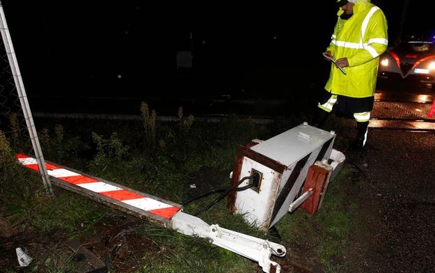 Siena: Butta giù il passaggio a livello con&nbsp;l’auto