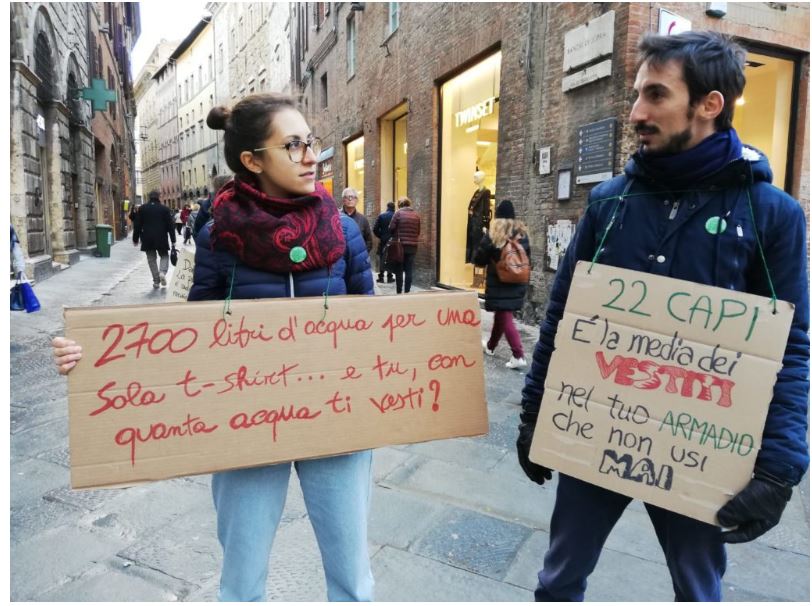Siena, Black Friday: Un gruppo di giovani manifesta contro il&nbsp;capitalismo