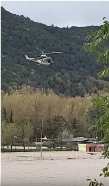 provincia di Siena: Bloccati dall’acqua, tre adulti e una bambina portati in salvo con l’elicottero