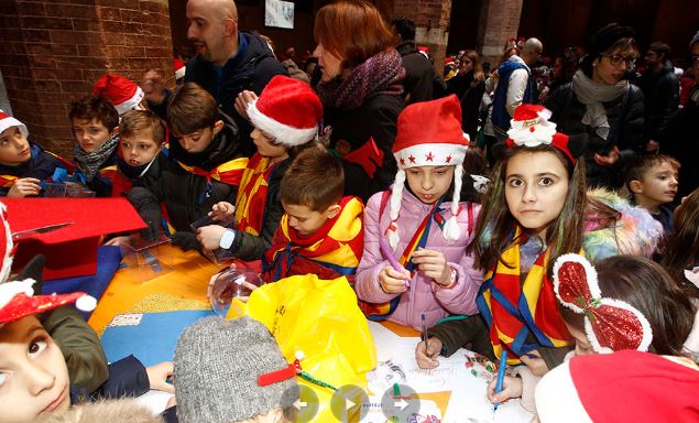 Siena: In piazza del Campo il Natale si scalda con l’albero dei cittini delle&nbsp;contrade