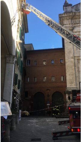 Siena: Cade il sottogronda da un palazzo del centro storico, intervengono i vigili del&nbsp;fuoco