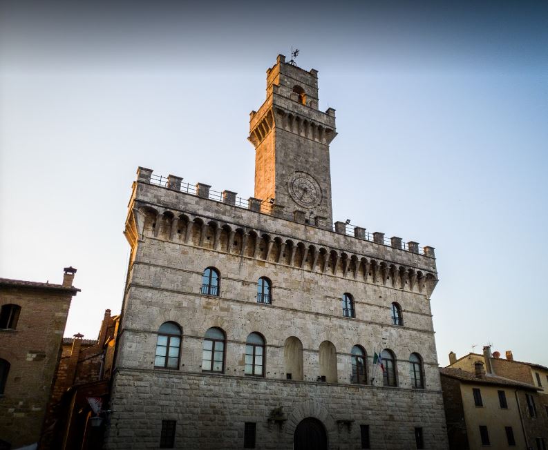 Provincia di Siena: Montepulciano, concerto dei Roots Magic nel cortile di Palazzo&nbsp;Ricci