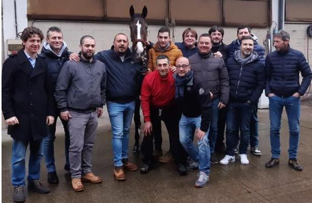 palio di legnano: Palio: 16 contradaioli alimentano la passione per i&nbsp;purosangue