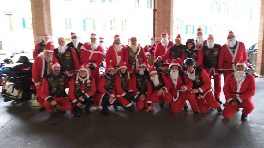 Siena: Oggi 22/12 Babbi Natale in Harley Dsvidson hanno attraversato le vie del centro, per poi parcheggiare in Pazza del&nbsp;Mercato