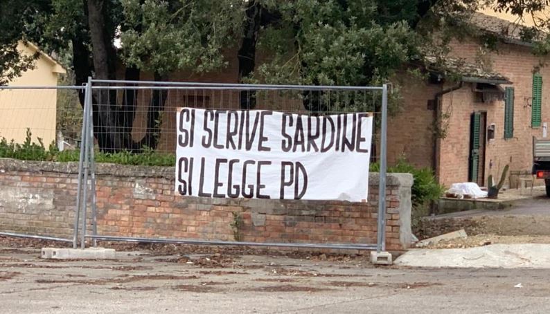Siena, “Si scrive sardine si legge Pd”: Nel giorno della manifestazione, spuntano gli&nbsp;striscioni