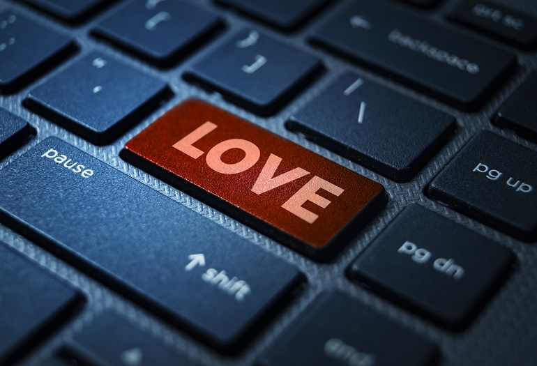 Siena, aumentano in Toscana le truffe romantiche: donne mature adescate da falsi spasimanti che chiedono&nbsp;soldi