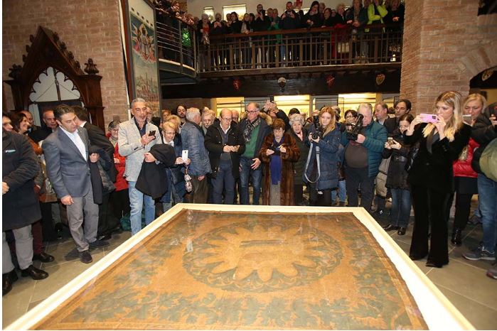 Siena: Dal Metropolitan Museum di New York torna a Siena un’antica bandiera del&nbsp;Bruco