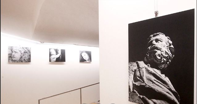 Siena, “Per ciò che è”, la mostra di Niccolò Kirschenmbaum: “Così racconto l’arte&nbsp;senese”