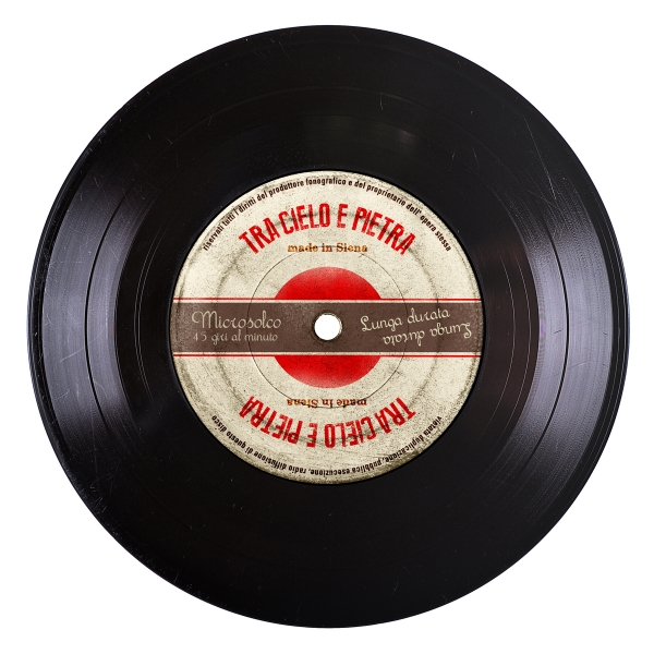 Siena, l’appello di un contradaiolo: “Mi hanno rubato un cd di canti della tradizione, aiutatemi a ritrovarlo”