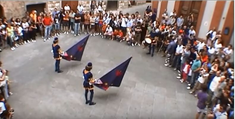 Palio di Siena: Palio 2 Luglio 2011 – Sbandierata Chiesa&nbsp;(filmino)