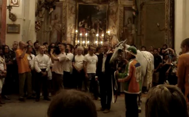 Palio di Siena:Palio Luglio 2010 Selva benedizione del cavallo “Fedora Saura” e del fantino “Voglia”