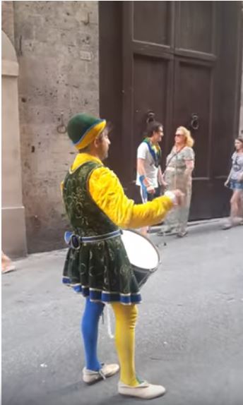 Siena, Contrada del Bruco: Il tamburo di&nbsp;Pandoro