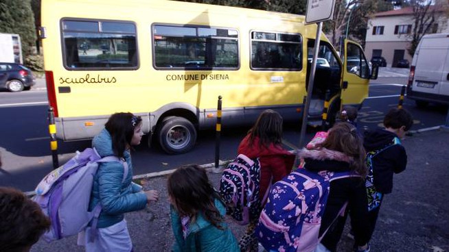Italia: Covid, se il tragitto è breve, scuolabus a pieno&nbsp;carico