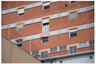Siena, “Siamo la vostra salvezza, voi la nostra. State a casa”: lo striscione dei professionisti di terapia intensiva delle Scotte per i&nbsp;cittadini