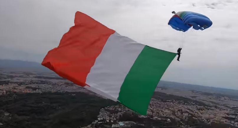 Italia: Il Tricolore svetta nel&nbsp;cielo