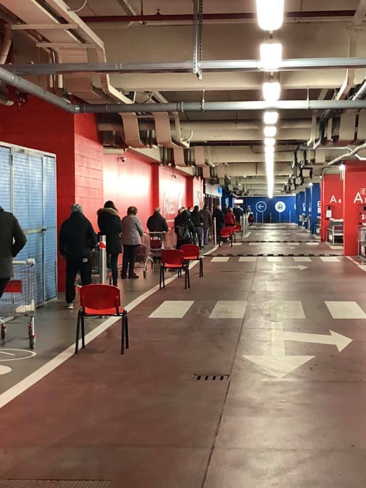 Sena, Nuove misure anti-contagio: Tornano le file nei&nbsp;supermercati