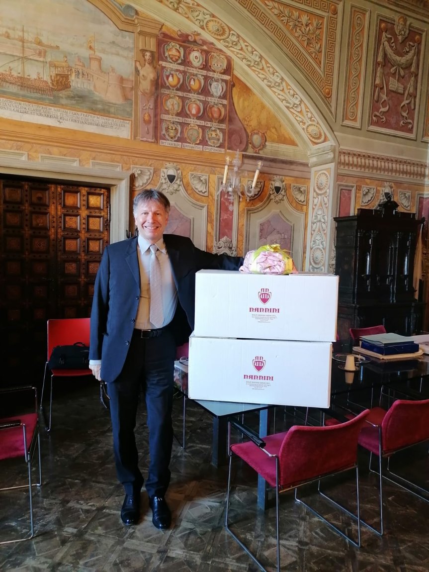 Siena: Oggi 10/04 Dolci Nannini ha offerto le colombe ai dipendenti comunali impegnati nell’imbustare le&nbsp;mascherine