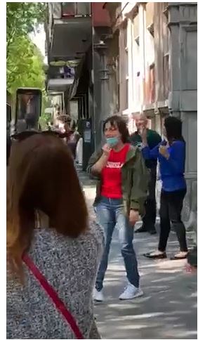 Italia: Gianna Nannini canta “Notti magiche” con i passanti e annuncia il rinvio del&nbsp;concerto