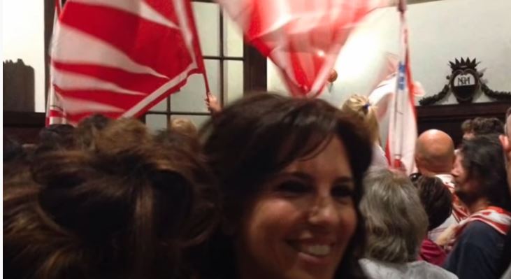 Palio di Siena: Accade durante la diretta del Palio di Siena, ecco cosa fa la&nbsp;giornalista