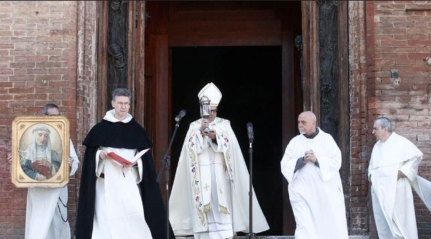 Siena, Impressione delle Stimmate a Santa Caterina: Benedizione dell’Arcivescovo