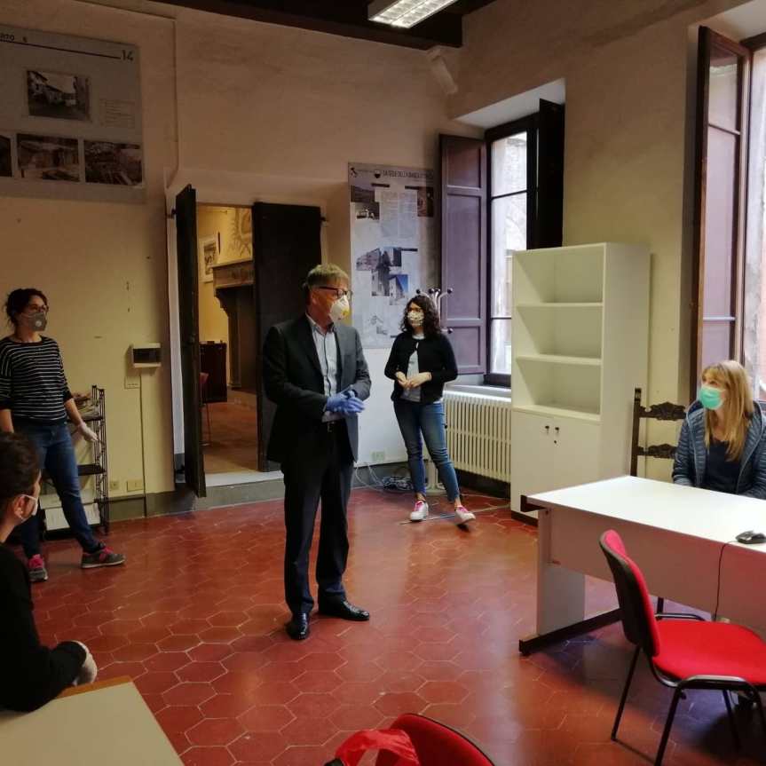 Siena:  Oggi 07/04 il Sindaco De Mossi ringrazia chi sta imbustando le mascherine per i&nbsp;cittadini