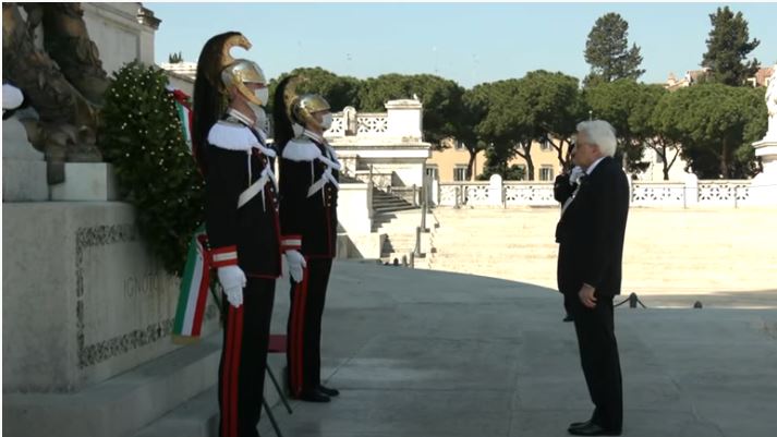 Italia: Festa del 25 aprile, l’omaggio solitario di Mattarella all’Altare della&nbsp;Patria
