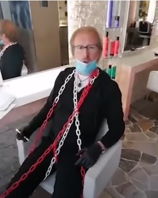 Italia, Coronavirus, parrucchieri si incantenano: “Conte, lei sa cosa vuol dire star fermi tre&nbsp;mesi?”