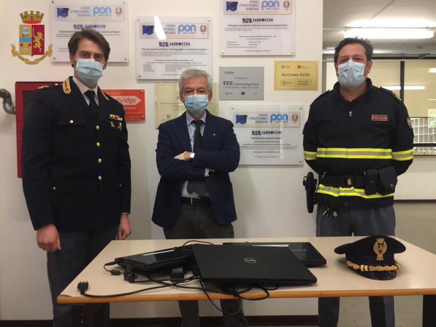 Siena: La Polstrada e l’istituto Sarrocchi donano agli studenti 10 computer&nbsp;portatili
