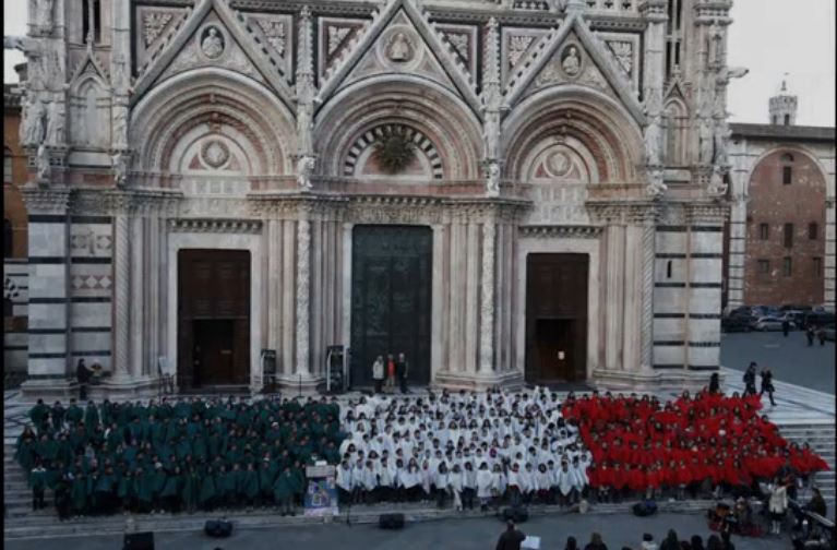 Siena: L’Inno di Mameli cantato dai bambini delle Scuole Primarie Peruzzi e&nbsp;Rodari