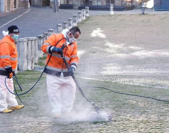 Siena: Piazza del Campo sanificata con il vapore a&nbsp;140°