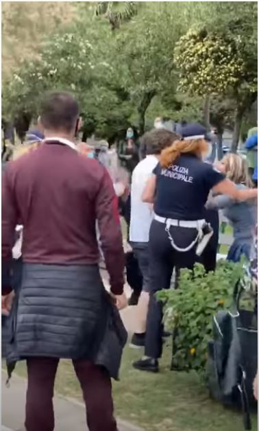 Italia: Agenti strattonano e fanno cadere una donna, aggrediti dalla folla&nbsp;inferocita