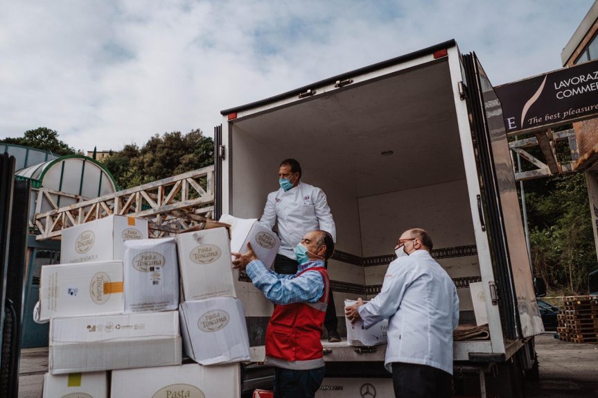 Siena: Oggi 06/05 l’associazione cuochi senesi ha donato 350kg di pasta per la&nbsp;#SpesaSospesa