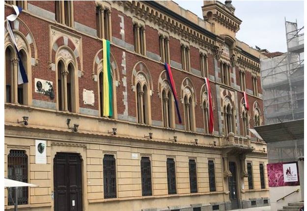 Palio di Legnano: Le bandiere sulla facciata del comune, non più in&nbsp;piazza