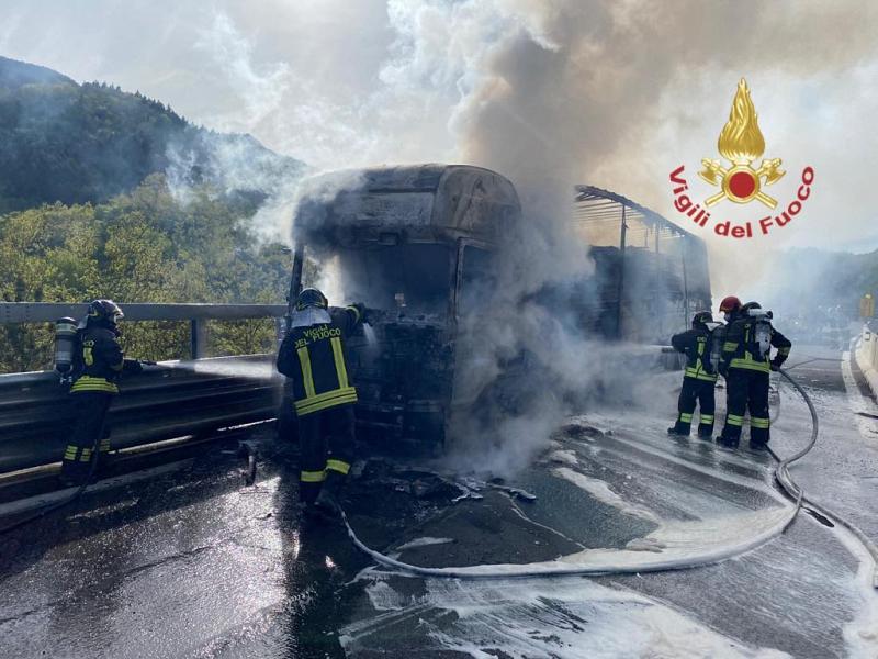Toscana: Autotreno prende fuoco sull’autostrada