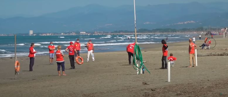Toscana: Ombrellone e mascherina, balneari in&nbsp;protesta