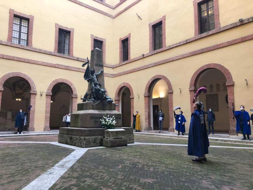 Siena: Oggi 29/05 I Goliardi Senesi lasciano mazzo di fiori alla statua degli studenti vittime nella battaglia di Curtatone e&nbsp;Montanara