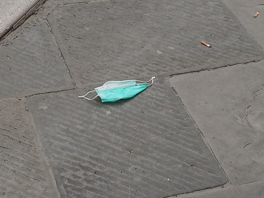 Toscana: Assembrati con le mascherine giù, ira sui&nbsp;social