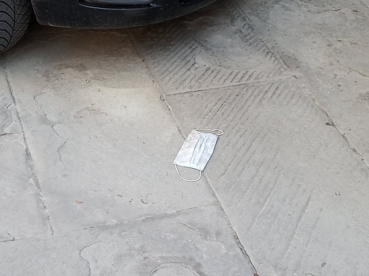 Siena, l’assessora: “Gettare in terra guanti e mascherine è un reato”. Ecco come vanno&nbsp;smaltiti