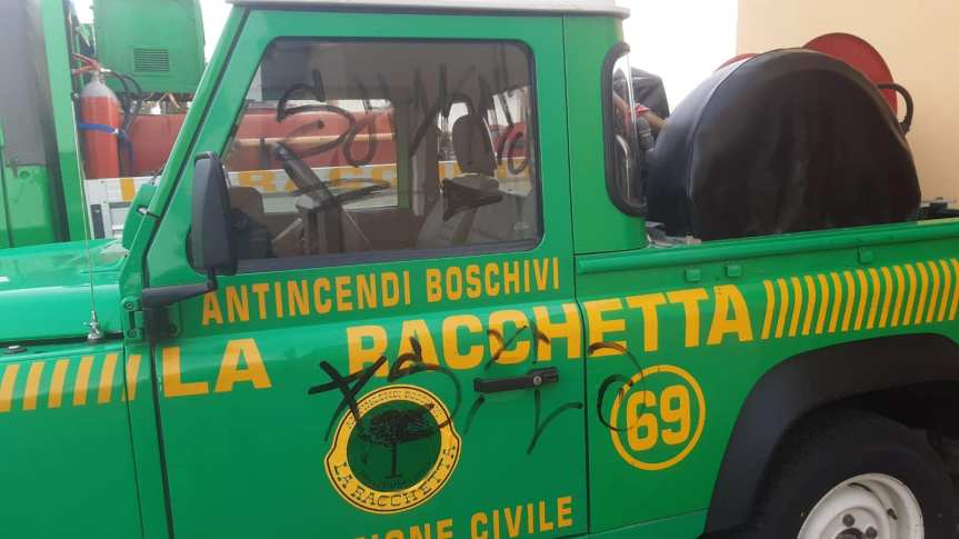 Siena: Vile attacco ai mezzi dell’antincendi boschivi “La Racchetta”