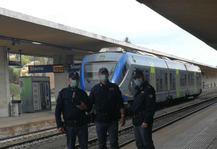 Siena: Aveva danneggiato una tabaccheria e aggredito la titolare. La Polfer lo rintraccia alla stazione&nbsp;ferroviaria