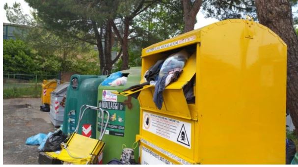 Siena: Cassonetto per la raccolta di vestiti trasformato in&nbsp;discarica